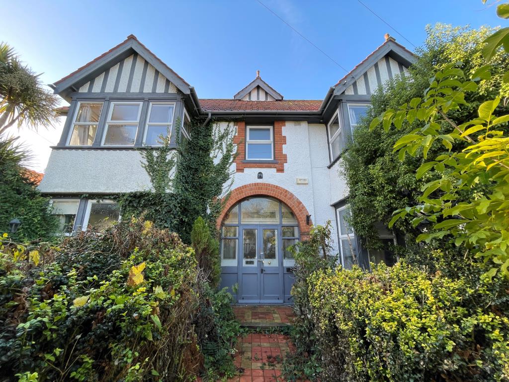 Lot: 62 - SUBSTANTIAL AND ATTRACTIVE DETACHED HOUSE FOR REFURBISHMENT - Exterior of detached house